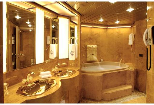 Y un impresionante baño de mármol
